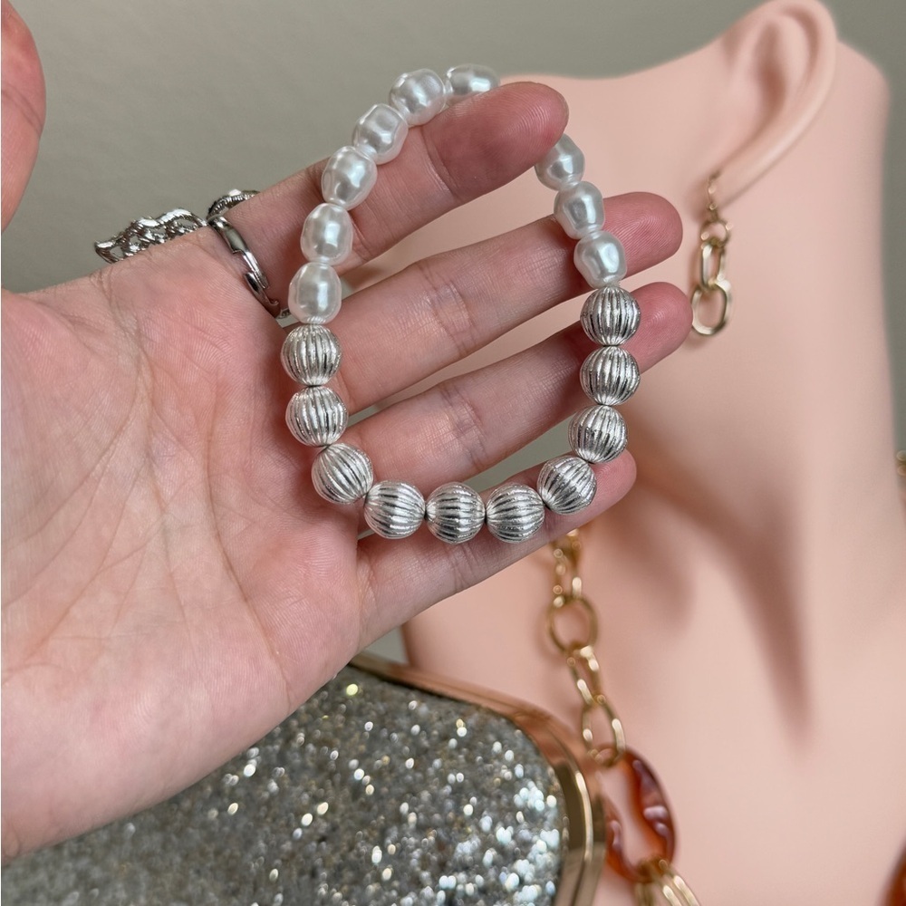 ⚜️❤️‍🔥 Silver and Faux Pearl Beaded Stretch Bracelet 💫 - Picture 6 of 7